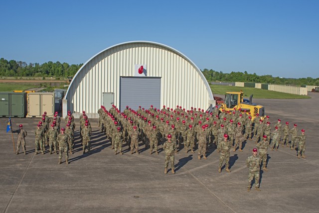 Los miembros del 201o Escuadrón de Reparaciones Operativas Pesadas Desplegable de Ingenieros Ingenieros, o REDHORSE, Destacamento 1 posan para una foto en la Base Aérea de la Guardia Nacional de Biddle en Horsham, Pensilvania, el 15 de mayo de 2021. Esta es la primera foto oficial del grupo Det de REDHORSE 201 .  1 en el Operational Camouflage Standard, o OCP, uniforme de utilidad en la base desde que regresaron de su reciente despliegue en el extranjero.  (Foto de la Guardia Nacional Aérea de EE. UU. Por aviador Wilfredo Acosta)