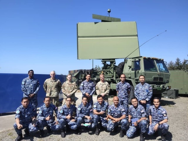 2021 年 8 月 27 日，西部防空部门接待了马来西亚皇家空军的 12 名成员，作为主题交流的一部分，需要在俄勒冈州里利亚营地的雷达站点进行实践培训。华盛顿和马来西亚一直是合作伙伴国家自 2017 年 8 月起加入国民警卫队国家合作计划。（图片提供）