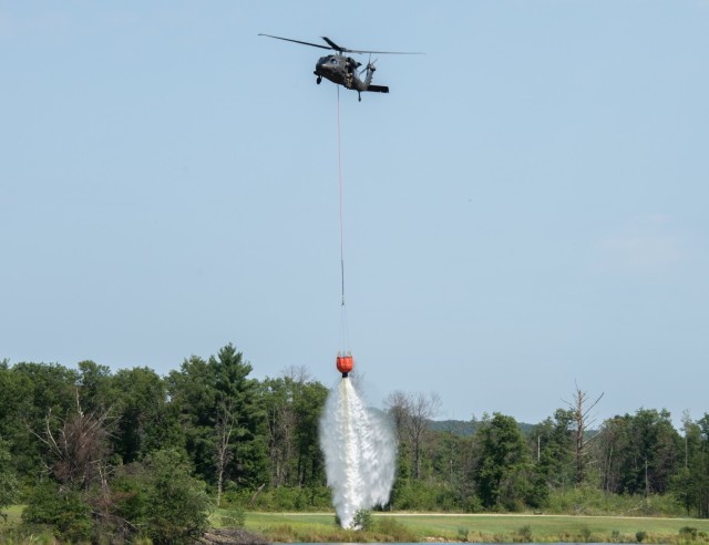 Photo Essay: Wisconsin Army National Guard UH-60 Black Hawk crews hold ...