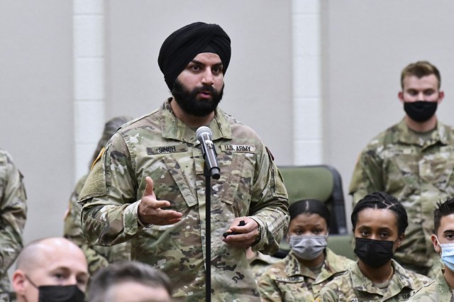 Basic Officer Leader Course students assigned to the U.S. Army Medical Center of Excellence, or MEDCoE, participate in a Leader Professional Development session hosted by Lt. Gen. Theodore Martin, Commander U.S. Army Combined Arms Center, or CAC, during a visit to MEDCoE, Joint Base San Antonio-Fort Sam Houston, September 8-10.