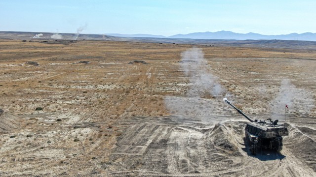A Turkish Land Forces T-155 Fırtına “Storm” Howitzer fires a round at a simulated target during exercise Dynamic Front 21 Phase 2 at the Polatlı Training Area, Turkey, Sept. 9, 2021. This last phase of Dynamic Front 21 marks the first time the exercise has been conducted in Turkey and consists of approximately 250 U.S. Soldiers and 350 participants from allied nations. 