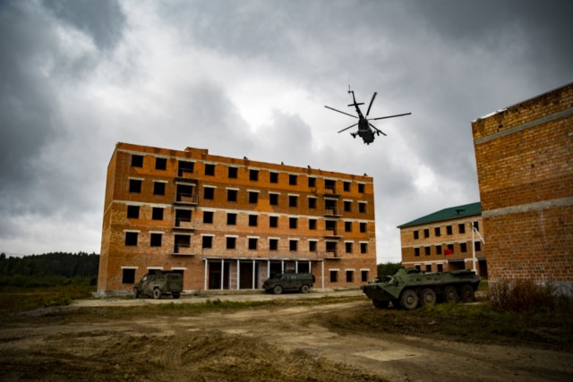 Ukrainian soldiers conduct urban operations, during Rapid Trident 2021 at Combat Training Center-Yavoriv, near Yavoriv, Ukraine, Sept. 21, 2021. Soldiers from 15 different nations participate in the exercise.  Americans observe as Ukrainian, Polish, and Lithuanian soldiers conduct urban operations against simulated Ukrainian opposing forces.