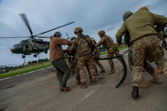 Ukrainian and Moldovan Land Forces train on Fast Rope Insertion/Extraction System (FRIES) and Special Patrol Insertion/Extraction System (SPIES) with use of a Ukrainian Mi-8 helicopter as part of Rapid Trident 2021, at Combat Training Center-Yavoriv, near Yavoriv, Ukraine, Sept. 23, 2021. Rapid Trident 21 is the final training phase, or culminating event, of an intense and realistic annual training exercise to prepare Ukrainian Land Force units for the challenges of real world situations and deployments. 