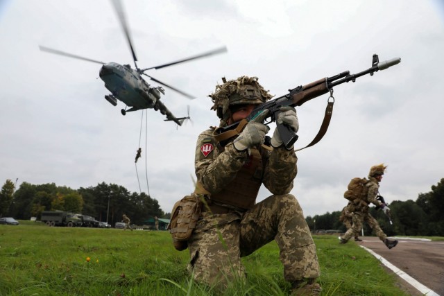 A Ukrainian Ground Forces soldier provides security during a fast rope from a Ukrainian Mi-8 helicopter as part of Rapid Trident 2021 at Combat Training Center-Yavoriv near Yavoriv, Ukraine, Sept. 21, 2021. Rapid Trident consists of 6,000 troops from 15 partner countries. 