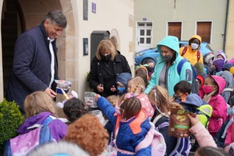 GES kindergarteners trick-or-treat Grafenwoehr Mayor
