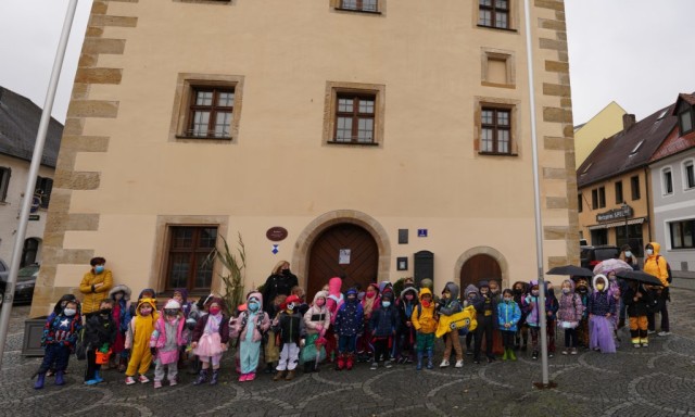 Grafenwoehr Elementary School kindergarteners donned costumes and visited the Grafenwoehr Rathaus and Mayor Edgar Knobloch, Oct. 21, 2021. All three kindergarten classes of GES attended this educational field trip. 
