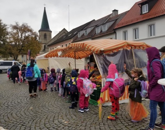 Grafenwoehr Elementary School kindergarteners visit the autumn festival farmers’ market, or Herbstfest, during a field trip to the Grafenwoehr Rathaus, Oct. 21, 2021. 