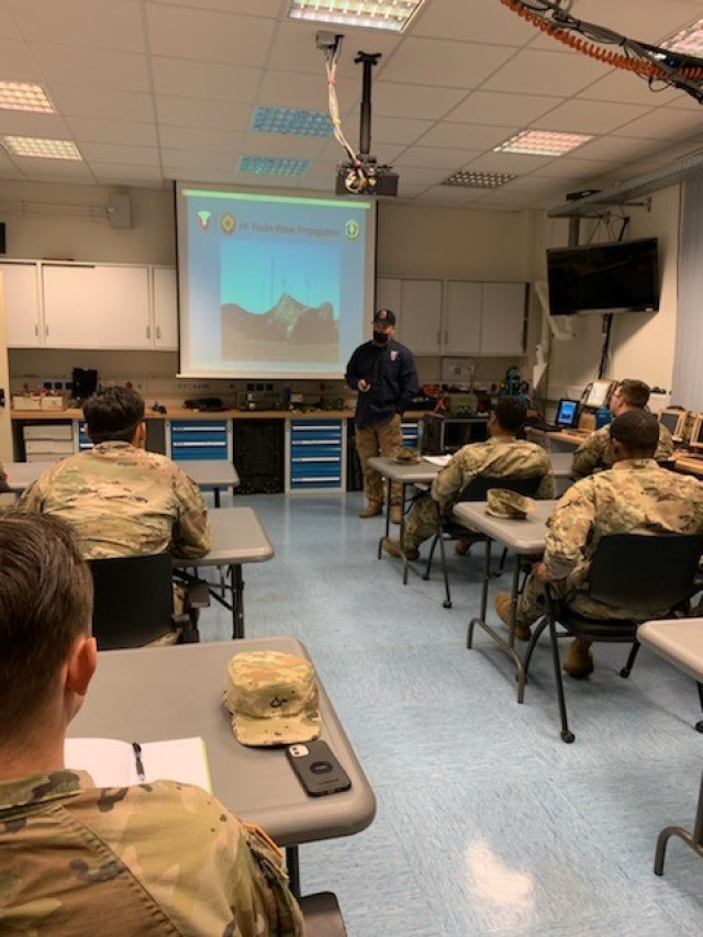 405th AFSB LARs train OPFOR Soldiers on high frequency radio systems, antenna theory