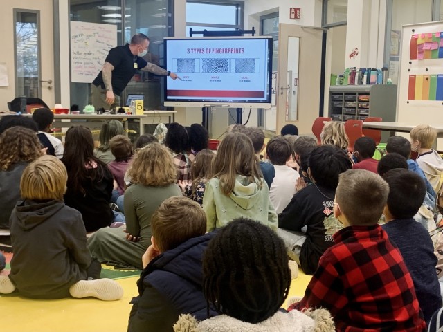 Scott Luellman, investigator with the U.S. Army Garrison Wiesbaden Military Police Investigations division shows third graders at Wiesbaden Elementary different fingerprint designs in a presentation on Nov. 16, 2021.