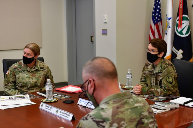 USTRANSCOM commander makes first visit to SDDC