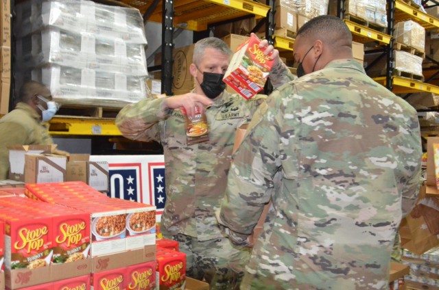 USO, NCOs distribute 600 Thanksgiving meal packages to junior enlisted ...