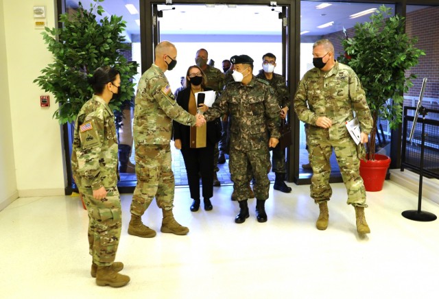 Republic of Korea Major General Jung Visits CASCOM