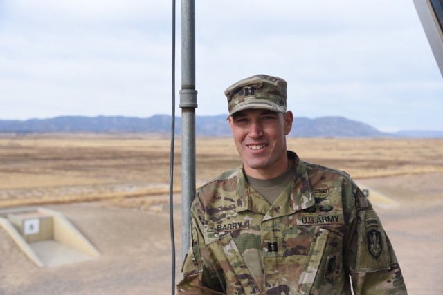 Capt. Kyle Barry, commander of 5th Detachment, 4th Space Company, oversees an M249 light machine gun range at Fort Carson, Colorado, Dec. 6, 2021. (Photo by Sgt. 1st Class Aaron Rognstad/RELEASED)