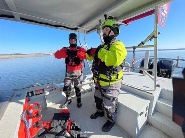 Tenn. Guardsmen and Nashville Fire Department HART team practice water hoist rescue