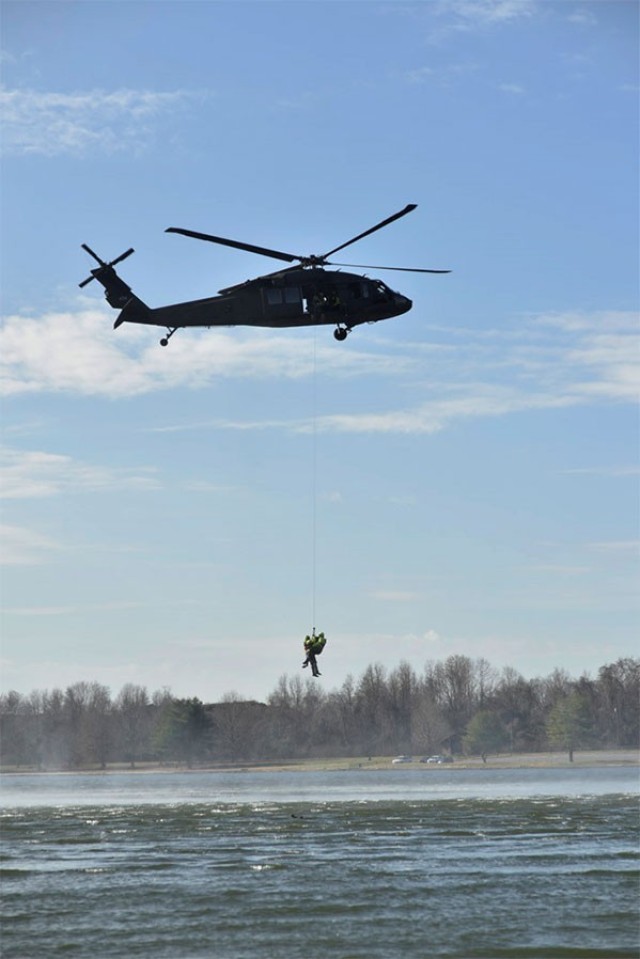 Tenn. Guardsmen and Nashville Fire Department HART team practice water hoist rescue
