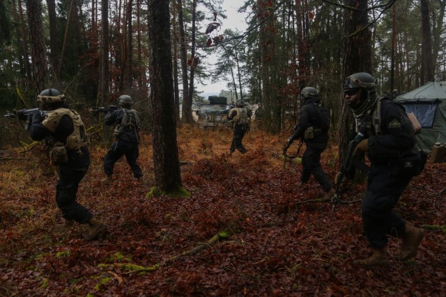 Vojaci americkej armády s 1-4 pešou divíziou sa presúvajú cez nepriateľské územie počas Combined Resolve XVI vo výcvikovom priestore Hohenfels v Nemecku 14. decembra 2021. JMRC organizuje výcvikové podujatie pre bojový tím 1. obrnenej brigády americkej armády, 1. pešia divízia, ktorý sa koná vo výcvikových priestoroch Grafenwoehr a Hohenfels v severovýchodnom Bavorsku v Nemecku, ktorý bol navrhnutý tak, aby zhodnotil a vyhodnotil schopnosť viesť operácie na komplexnom, viacdoménom simulovanom bojisku. 