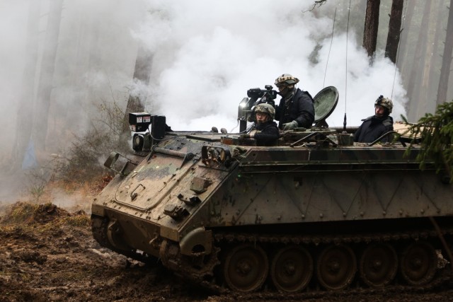 Americkí vojaci s 1-4. pešou divíziou obsluhujú obrnený transportér M113 počas Combined Resolve XVI vo výcvikovom priestore Hohenfels, Nemecko, 14. decembra 2021. Combined Resolve XVI je americká armáda určená pre Európu a Afriku, veliteľstvo výcviku 7. armády JMRC hostilo tímové výcvikové podujatie 1. obrnenej bojovej brigády americkej armády, 1. pešej divízie, ktoré sa koná vo výcvikových priestoroch Grafenwoehr a Hohenfels v severovýchodnom Bavorsku v Nemecku a je určené na posúdenie a vyhodnotenie schopnosti viesť operácie na komplexné, viacdoménové simulované bojisko.