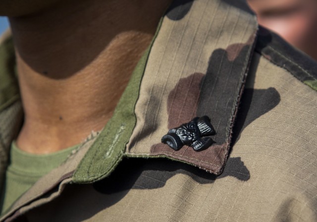 Thirty-two French service members with the 5th Overseas Interarms Regiment (5e RIAOM) successfully complete the Joint Expeditionary Mountain Warfare Course and are awarded the Ram’s Head device and certificate of completion during a graduation...
