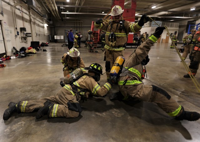 Fort Knox hosts multidepartment firefighter survival training course