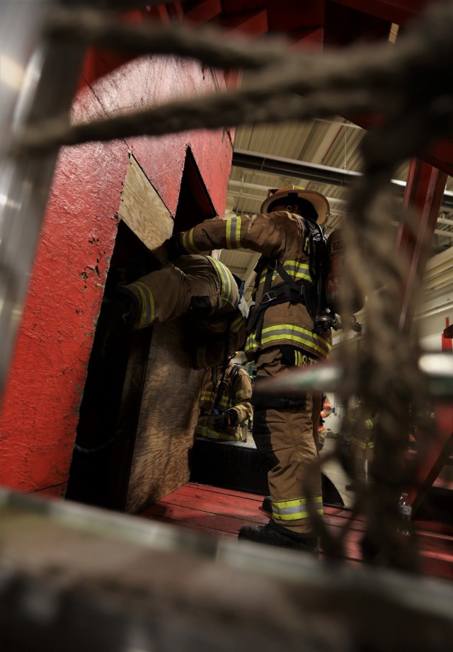 Fort Knox hosts multidepartment firefighter survival training course