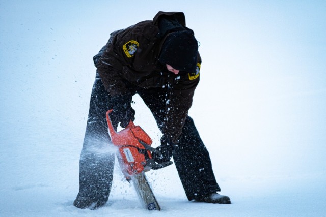 Chainsaw ice cutting