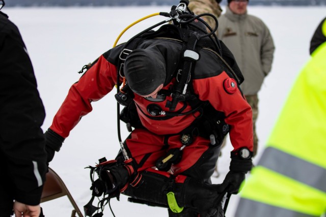 Rescue Diver supports special forces group