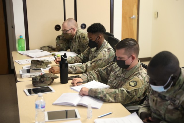 Marne Signal University creates experts Signal Soldiers.