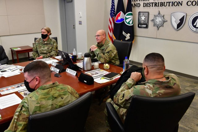 AMC commander recognizes Surface Warriors during SDDC visit