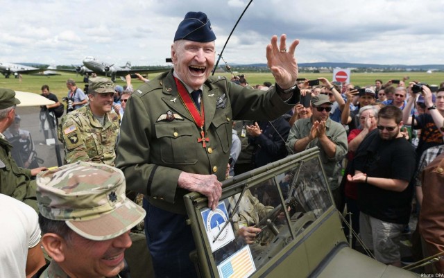 Wiesbaden remembers Berlin Airlift Candy Bomber and his legacy