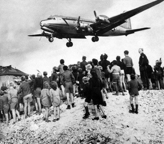 Wiesbaden remembers Berlin Airlift Candy Bomber and his legacy