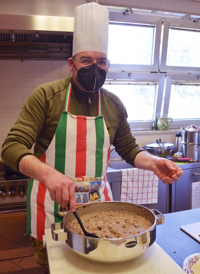 Le commandant de la base italienne prépare une recette de saison pour les nouveaux arrivants de la garnison