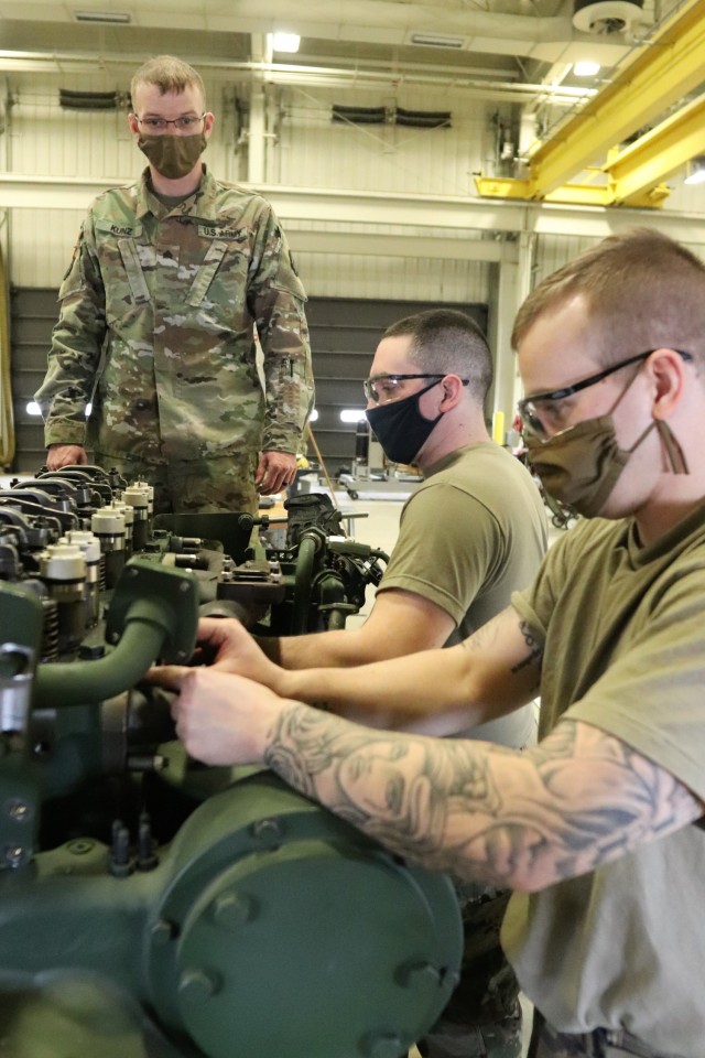 Construction Equipment Repairer Advanced Leader Course students build ...