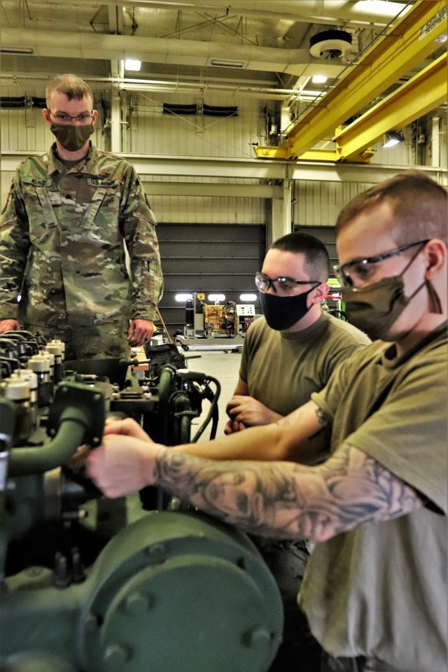 Construction Equipment Repairer Advanced Leader Course students build ...