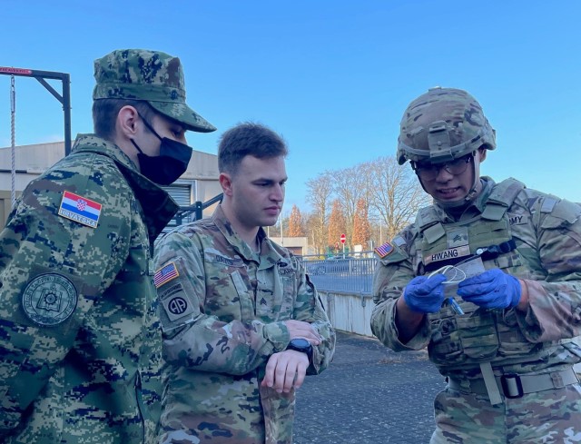 Croatian Army Soldiers observe US Army life-saving techniques