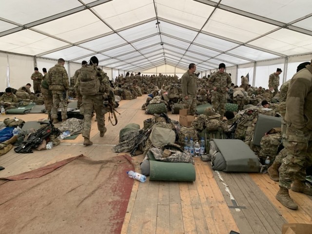 Divizia 82 Airborne își plasează echipamentul într-un cort în timp ce se instalează în noua sa locație