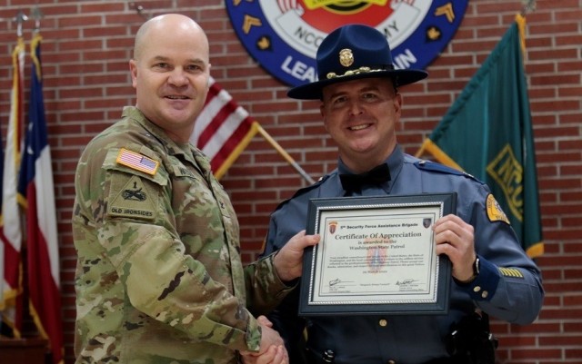 The 5th SFAB Deputy Commander presents certificate to Washington State Patrol
