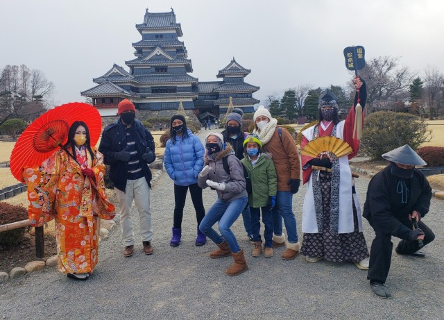 レイ家族が日本旅行中に写真のためにポーズをとっています。 家族には、地元の文化に没頭するために日本の学校に通う3人の子供がいます。