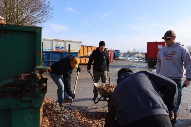 American Soldiers volunteer at German animal shelter