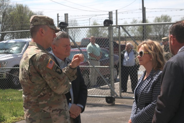 Blackburn visits Fort Campbell, discusses airfield improvements