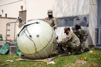 Soldiers trained on inflatable satellite antenna