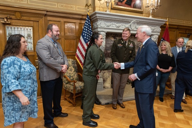 SWL Ranger Mary Simons meets Arkansas Governor
