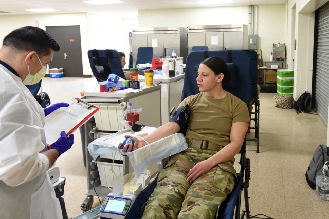 Chicago area Army Reserve Soldiers donate blood to combat supply shortage