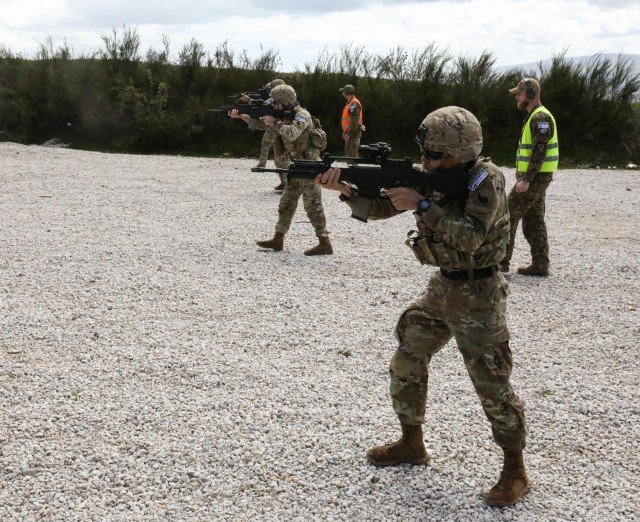 Batalhão dos EUA lidera força multinacional durante operações de apoio à paz em Kosovo
