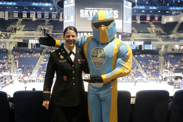 Army Reserve Soldier receives honor during Chicago WNBA game