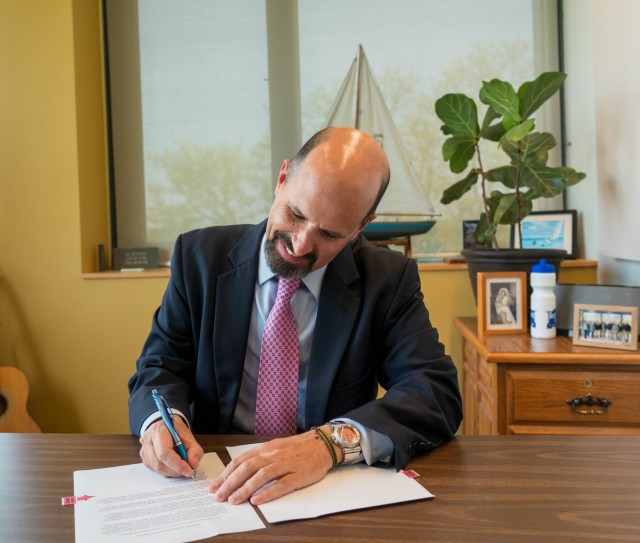Dru Buntin signs agreement between Mo. Dept. of Natural Resources and the Kansas City District, USAC