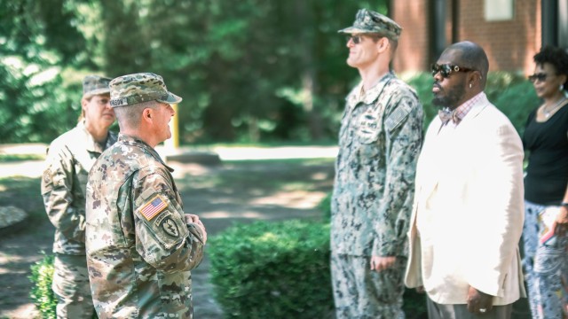 SDDC command team recognizes individuals during visit to Fort Eustis
