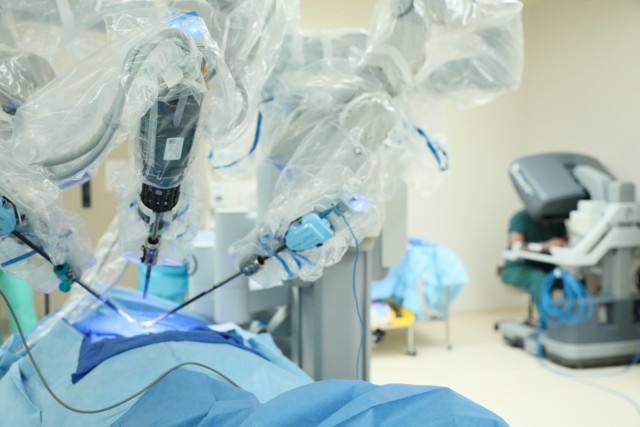Dr. Friedman demonstrate a robotic-assisted surgery from the surgeon&#39;s console