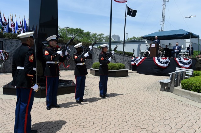 Army Reserve leaders remember fallen heroes and Gold Star families with their local communities
