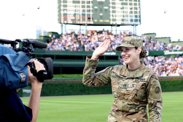 Chicago Cubs salute two Soldiers during back-to-back home games