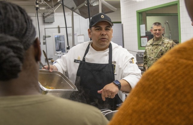 Soldados embarazadas y posparto cocinando con un chef corporativo